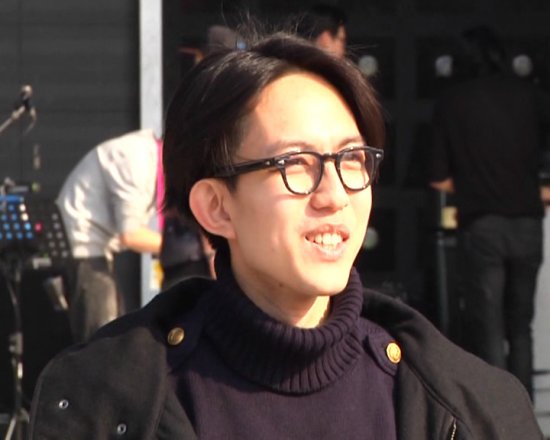 九九网 林宥嘉中分发型 > "姐姐"林宥嘉长发妩媚开唱 中  "姐姐"