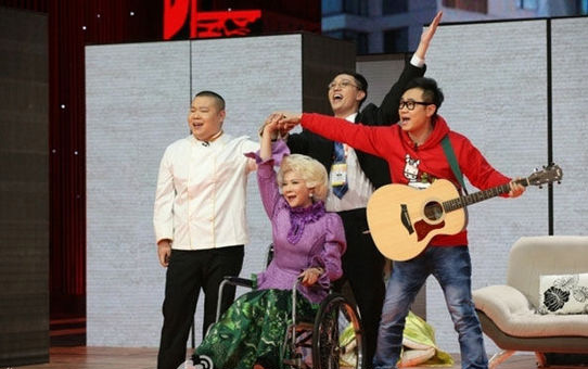 陈佩斯元旦和妹夫张山一家聚餐 吃烤鸭像在看小品 人手一只大闸蟹