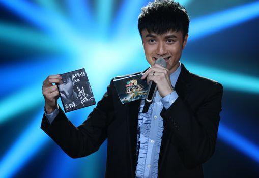 谭维维夺冠 古巨基出局  《我是歌手》主持位花