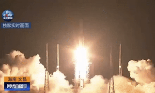 长征五号首飞点火升空中国首枚大型运载火箭